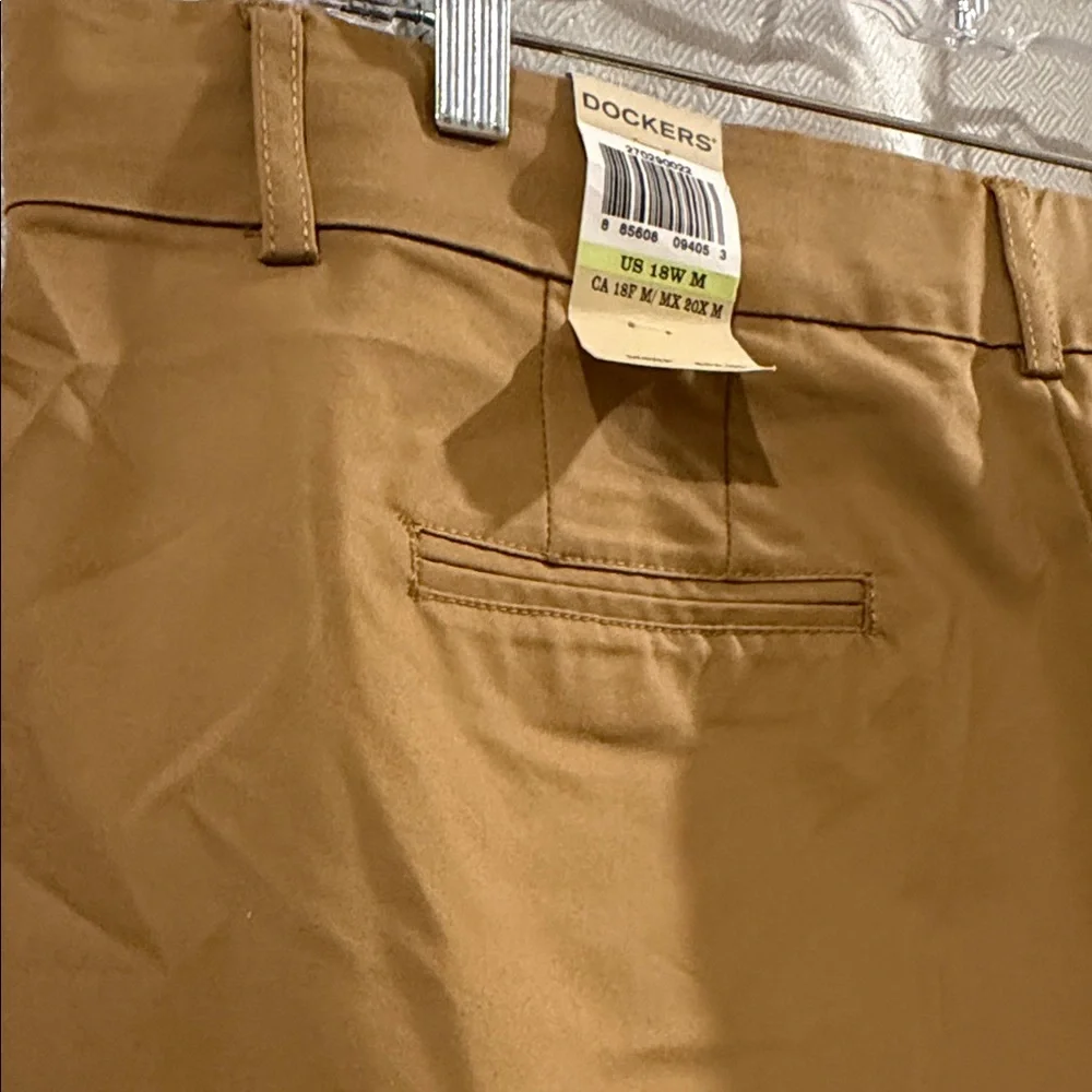 Dockers Brand New Women's Tan/Khaki Trousers - Picture 7 of 7